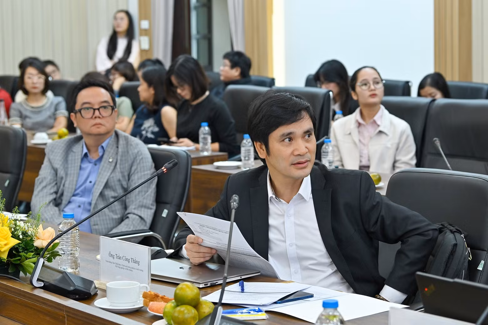 Tran Cong Thang, Director of the Institute of Policy and Strategy for Agriculture and Environment under the Ministry of Agriculture and Environment, raises a question for a presenting project representative.