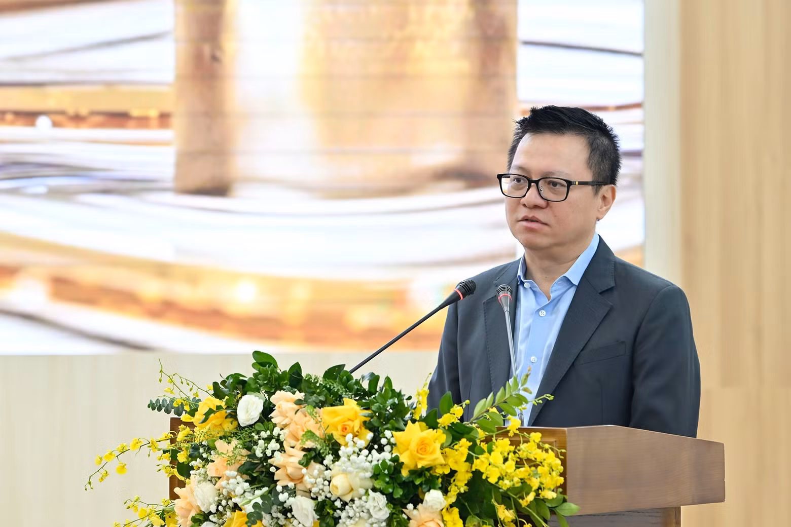 Le Quoc Minh, Member of the Party Central Committee (PCC), Editor-in-Chief of Nhan Dan Newspaper, Deputy Head of the PCC’s Commission for Information, Education and Mass Mobilisation, Chairman of the Viet Nam Journalists’ Association, and Head of the Organising Committee of the Human Act Prize, delivers the opening remarks of the Final Round.