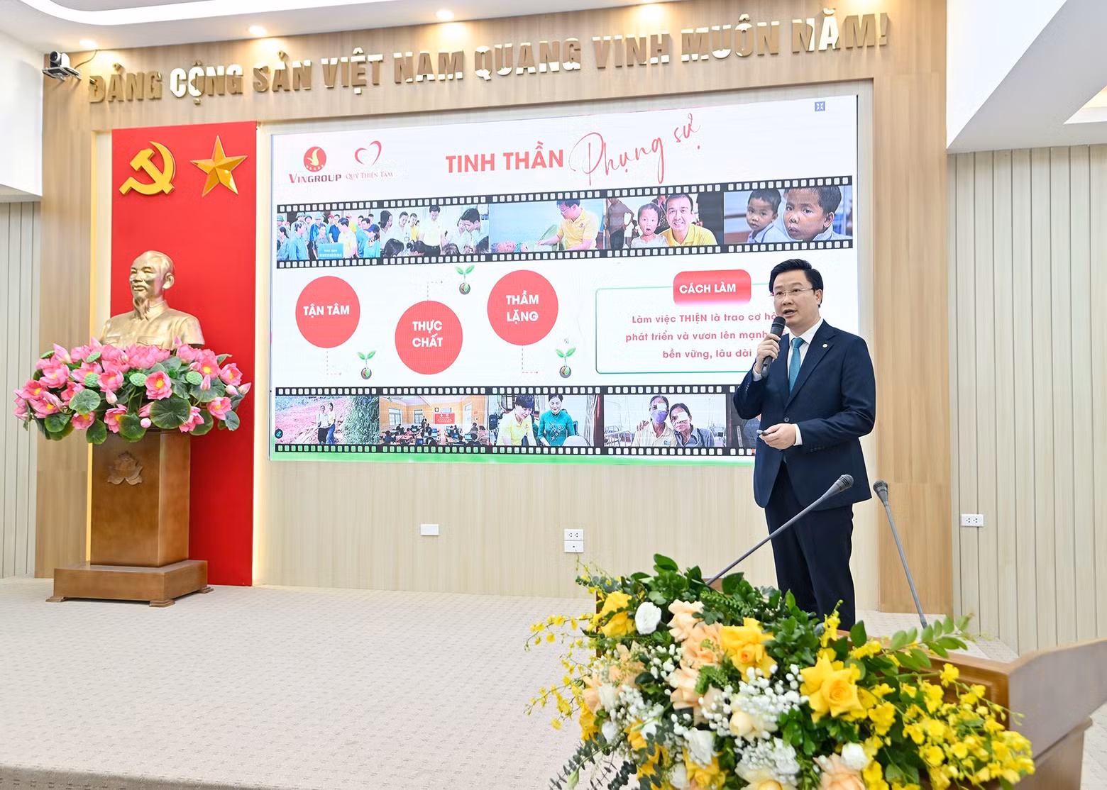 A speaker presents a project at the event.