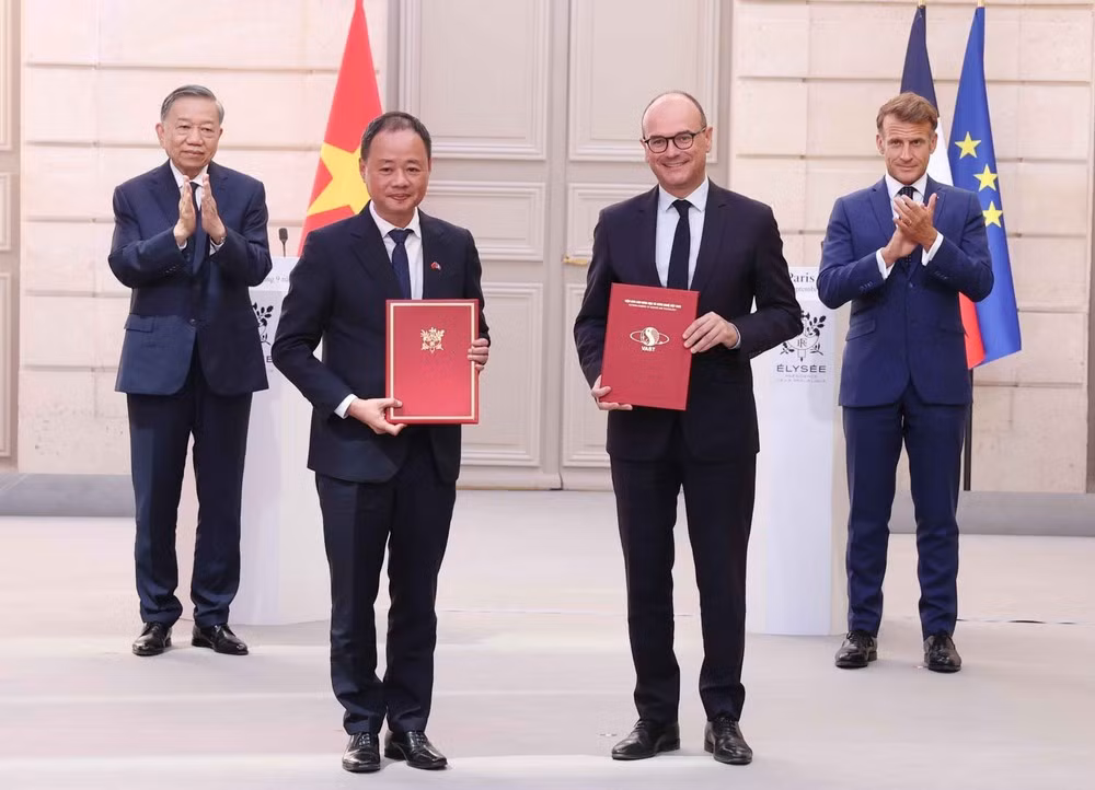 General Secretary of the Communist Party of Viet Nam (CPV) Central Committee and President To Lam and French President Emmanuel Macron witness the exchange of cooperation documents between the two countries. (Photo: VNA)