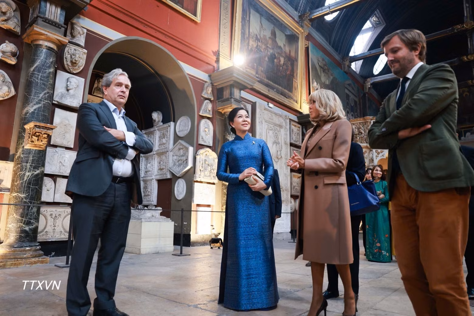 Madame Ngo Phuong Ly, spouse of General Secretary of the Communist Party of Viet Nam Central Committee and President To Lam, and Madame Brigitte Macron, spouse of French President Emmanuel Macron, visit the National School of Fine Arts in Paris. (Photo: VNA)