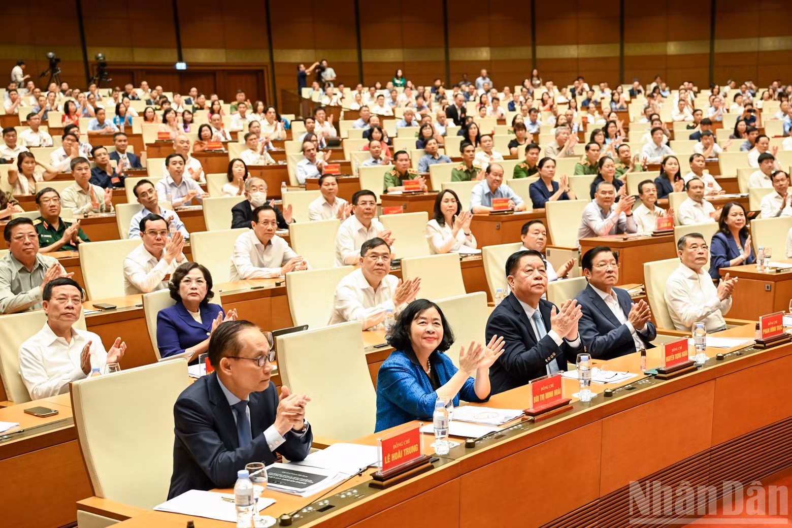 Politburo members, Secretariat members, Party Central Committee members and delegates follow the thematic reports presented by the leaders.
