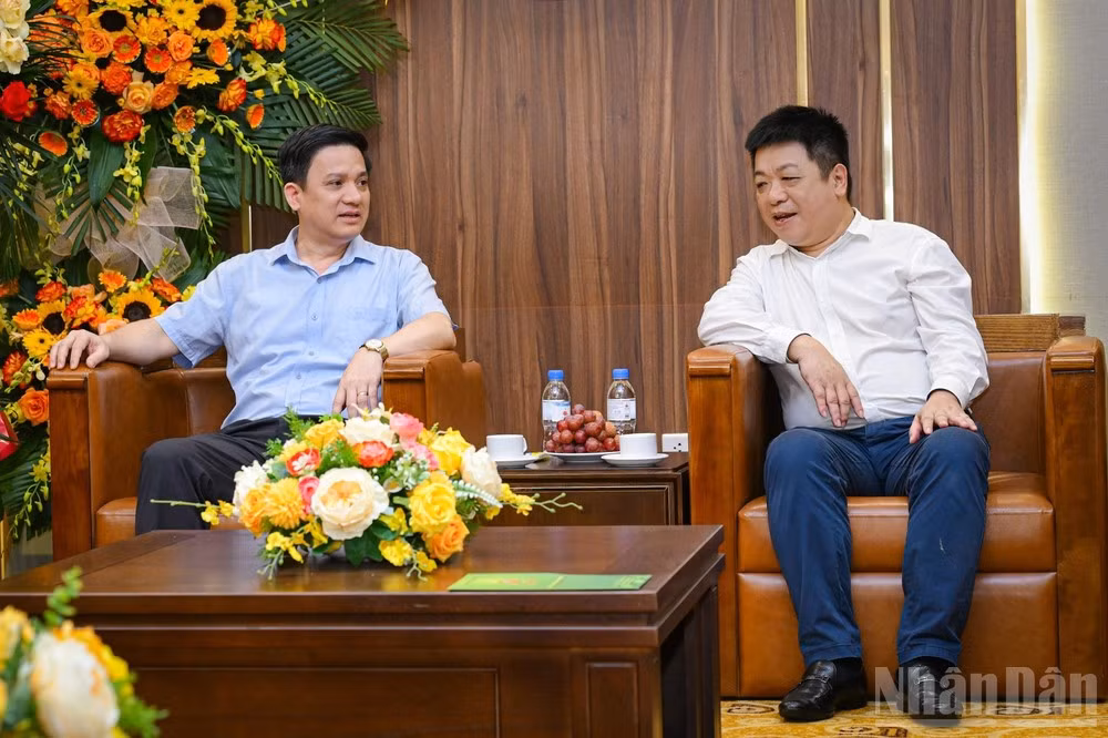 Que Dinh Nguyen receives a delegation from the Central Committee of the Viet Nam Farmers’ Union led by Pham Tien Nam, Vice Chairman of the Union.