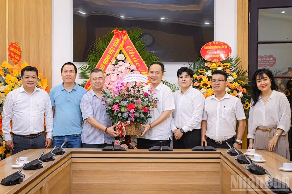 Dinh Song Linh and Nguyen Hoang Phuc, Vice President and Secretary-General of the Viet Nam Association for the Mobilisation of Human Tissue and Organ Donation and Deputy Director of the National Coordinating Centre for Human Organ Transplantation, pose with a delegation visiting the newspaper.