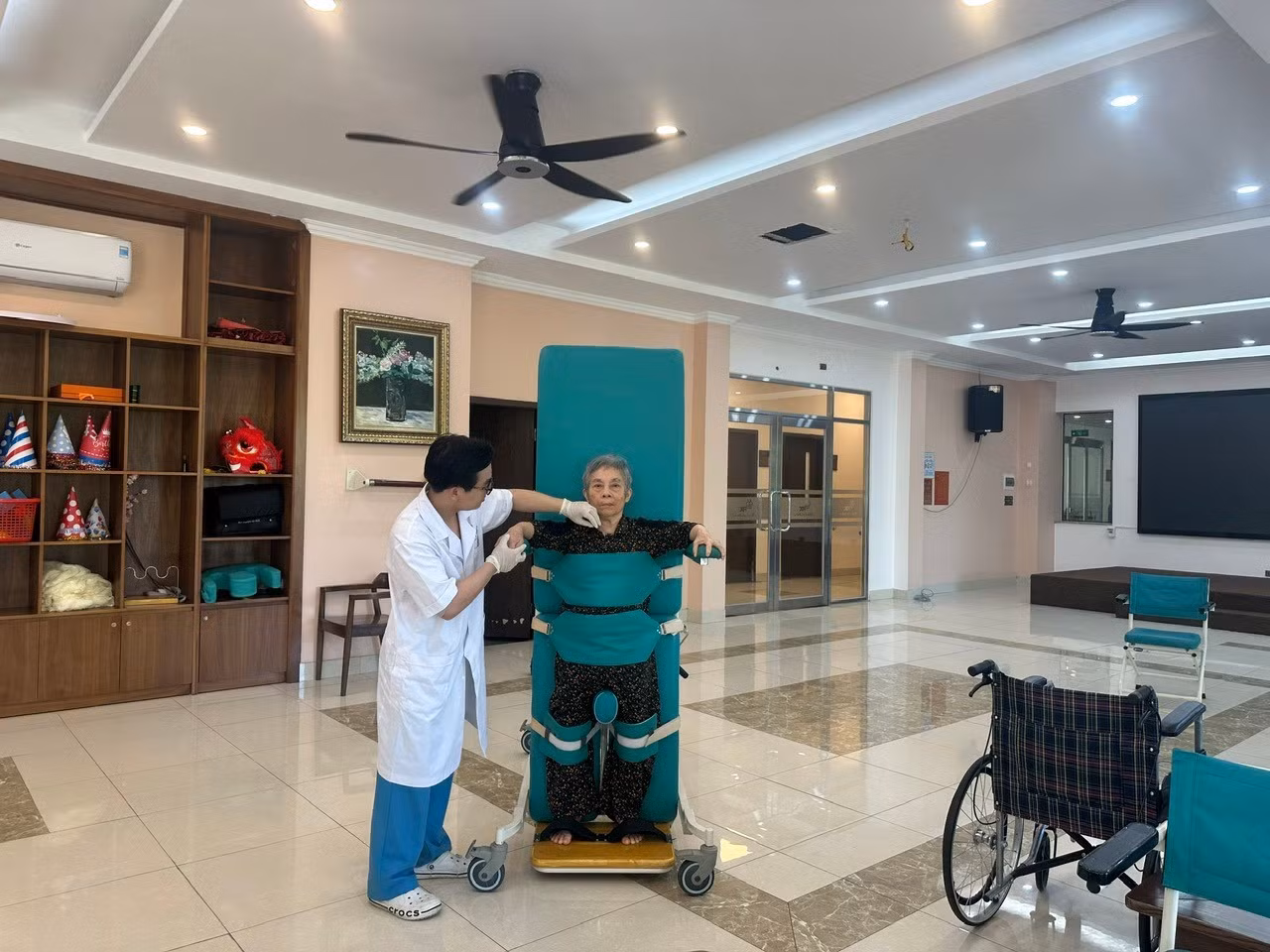 Older people undergo rehabilitation exercises at the FDC Centre. (Photo: MINH HUE)