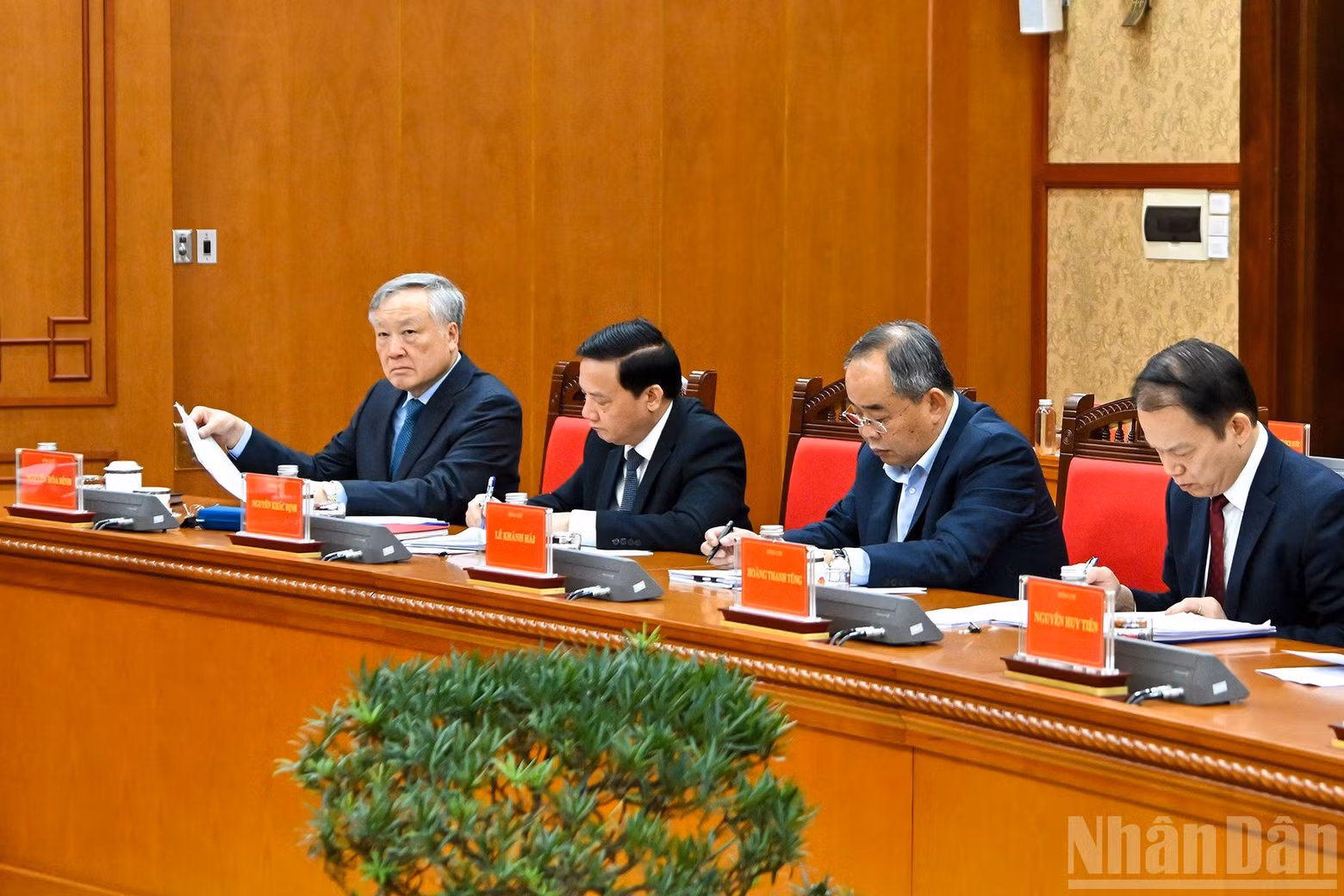 Standing Deputy Prime Minister Nguyen Hoa Binh with delegates attending the meeting.