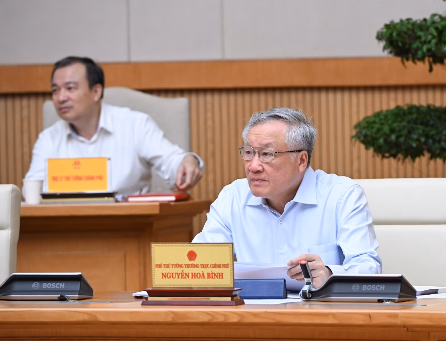 Permanent Deputy Prime Minister Nguyen Hoa Binh delivers a speech.