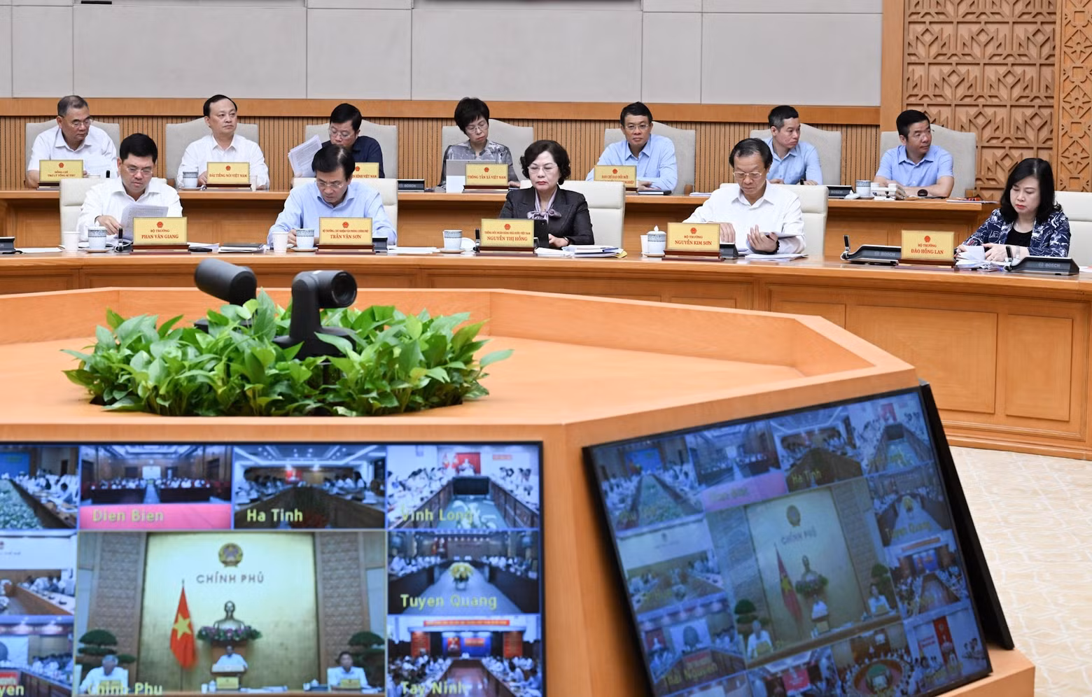 Government members attend the meeting.