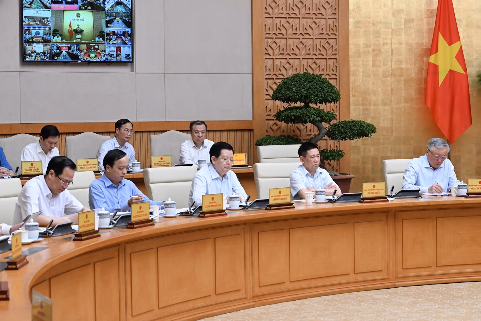 Government members attend the meeting.