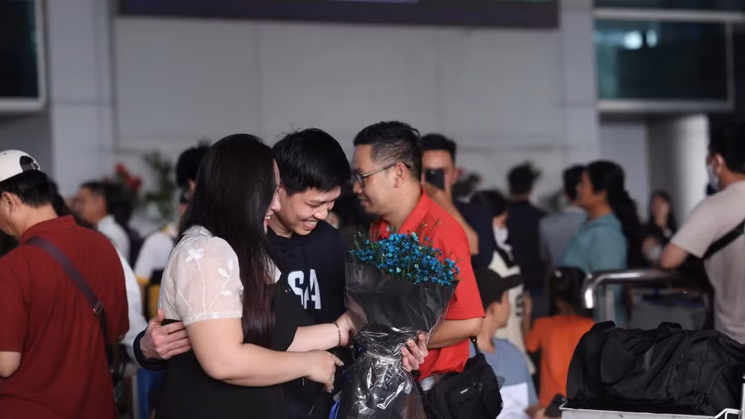 Welcoming overseas Vietnamese back to Viet Nam at Tan Son Nhat International Airport, Ho Chi Minh City. (Photo: THE ANH)