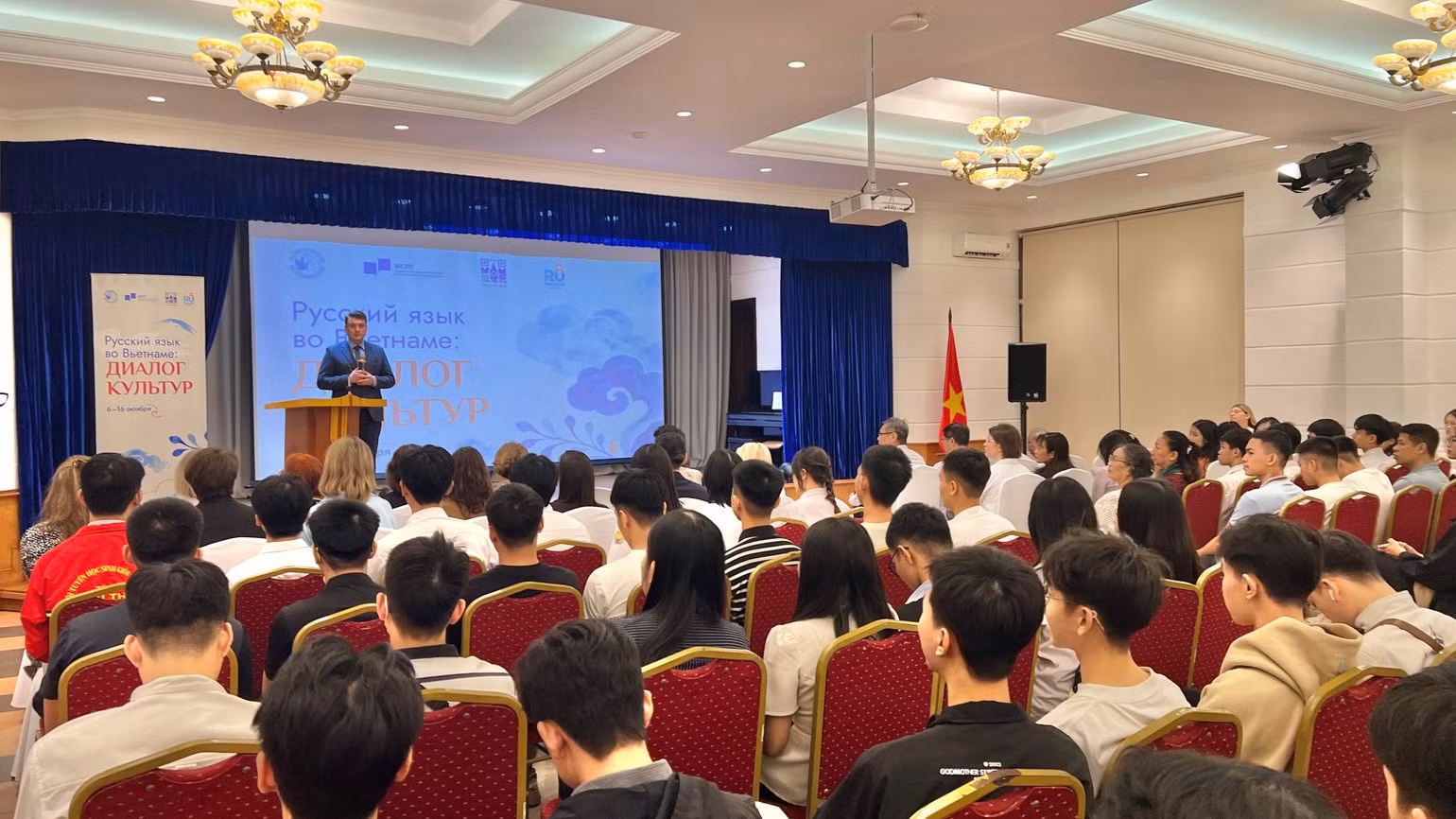 Vladimir Murashkin, Director of the Russian House in Ha Noi, speaks at the ceremony. (Photo: XUAN HUNG)
