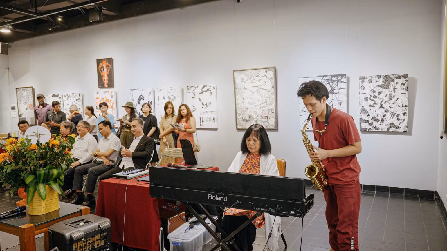 Poet Dinh Hoang Anh and Thien Nam perform a musical piece.