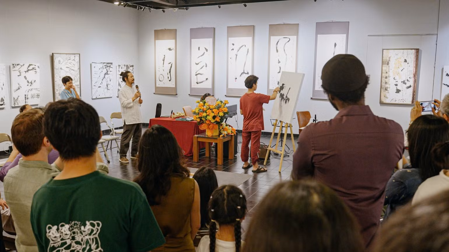 Artist Thien Nam gives a live painting demonstration.