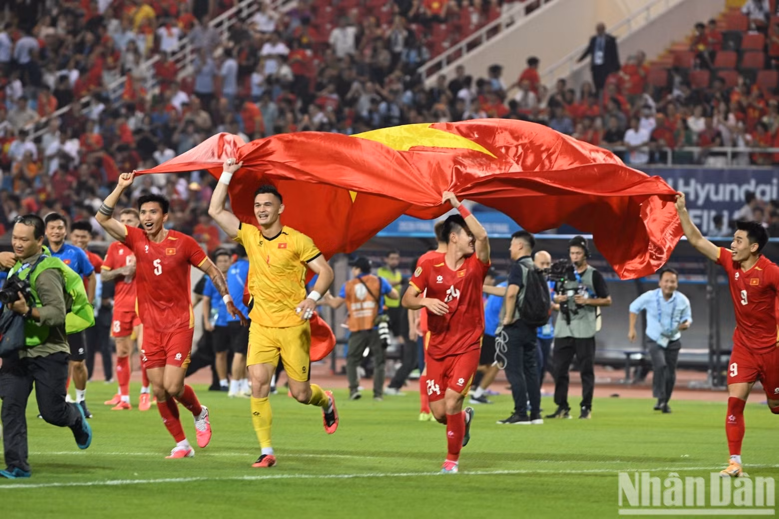 Goalkeeper Le Giang and his teammates celebrate at My Dinh Stadium.