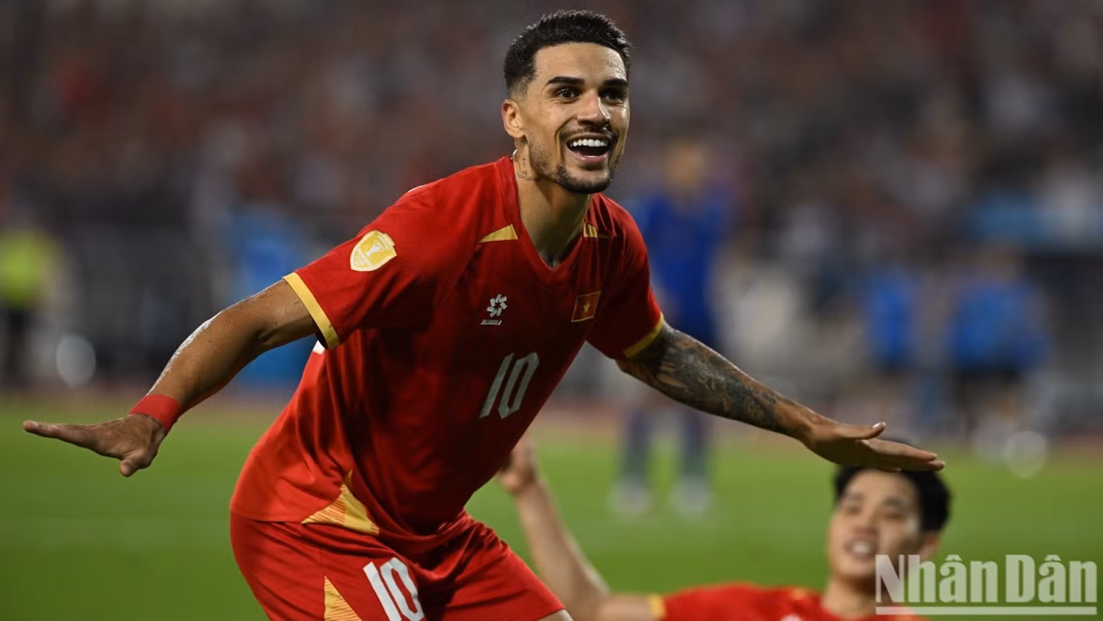 In the 52nd minute, Hoang Hen’s effort, following a cross from Tuan Tai on the left, hits the post before deflecting off the Thai goalkeeper and into the net, bringing Viet Nam level at 1-1.
