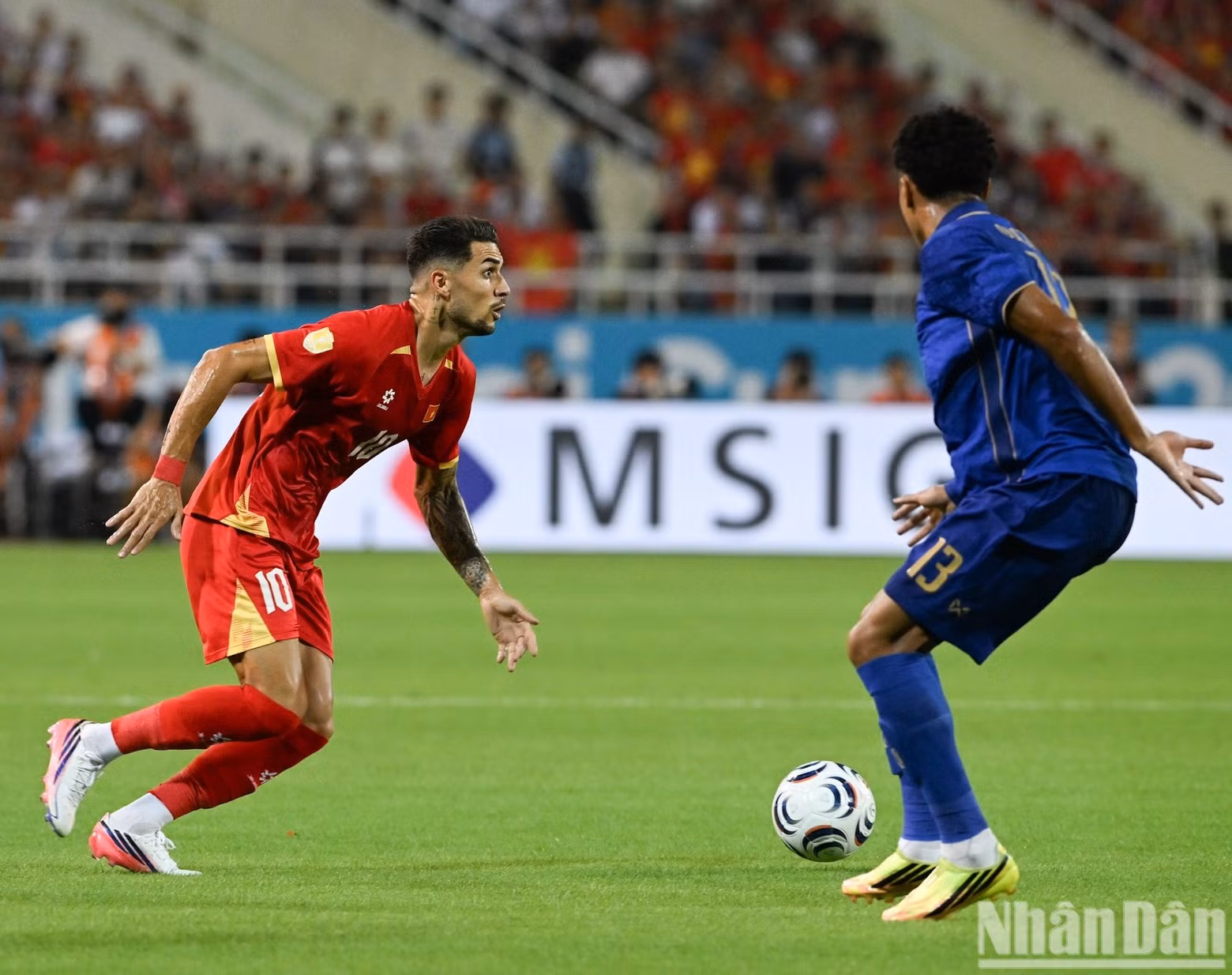 Thailand control the game early on and take the lead in the 12th minute. Viet Nam’s defence fails to stop Yotsakon’s effort, which deflects off goalkeeper Le Giang’s hand and into the net to put the visitors 1-0 ahead.