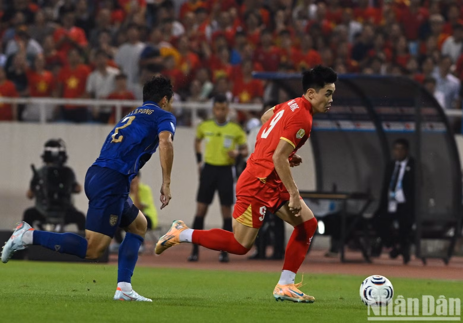 Dinh Bac dribbles past a Thai player.