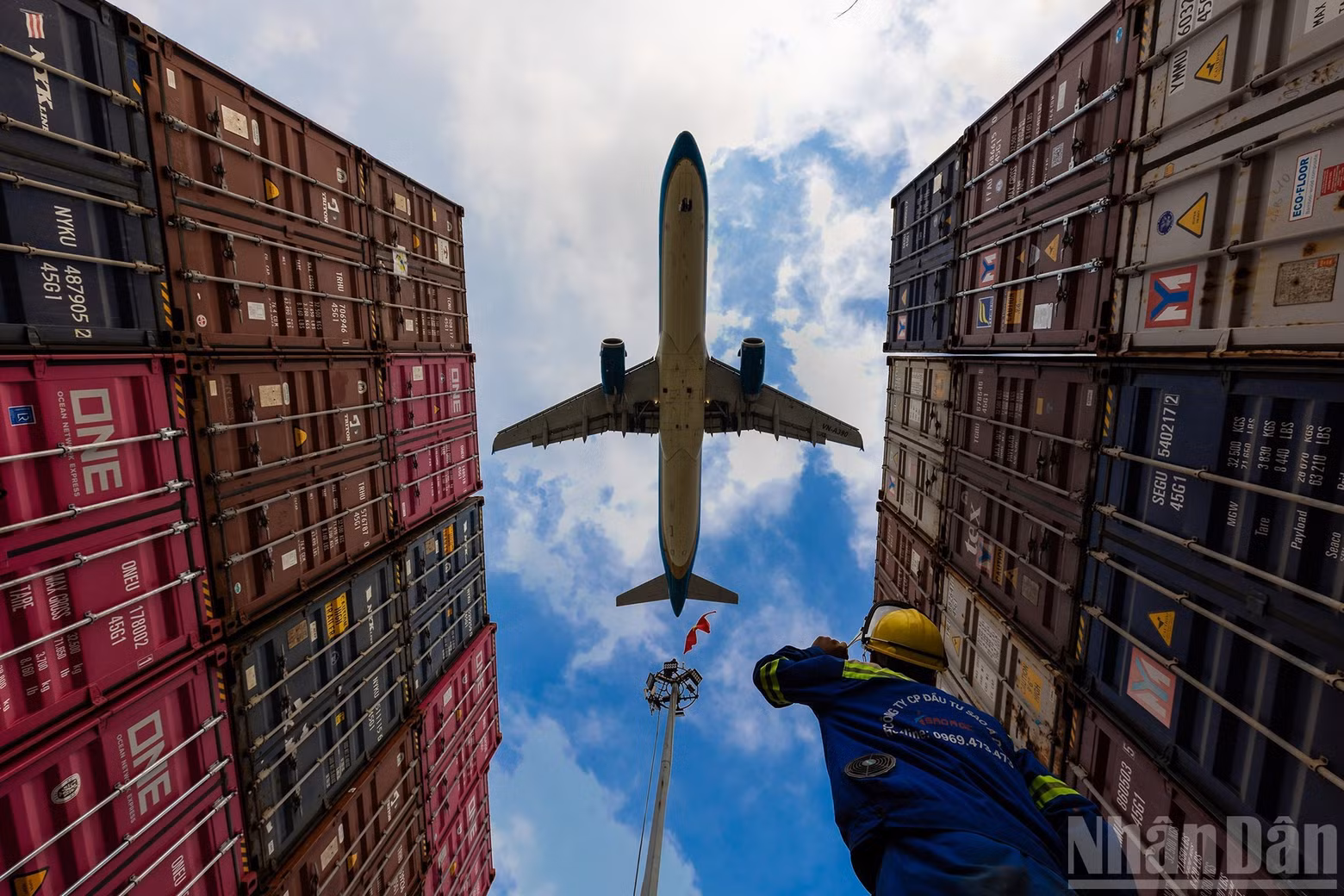 Work: Viet Nam’s logistics sector rising in a new era. Author: Do Ba Hung
