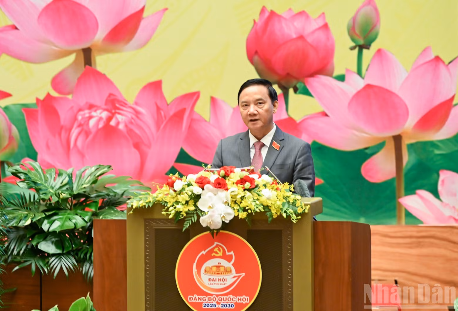 Standing Deputy Secretary of the National Assembly Party Committee and Vice Chairman of the National Assembly Nguyen Khac Dinh presents the political report.