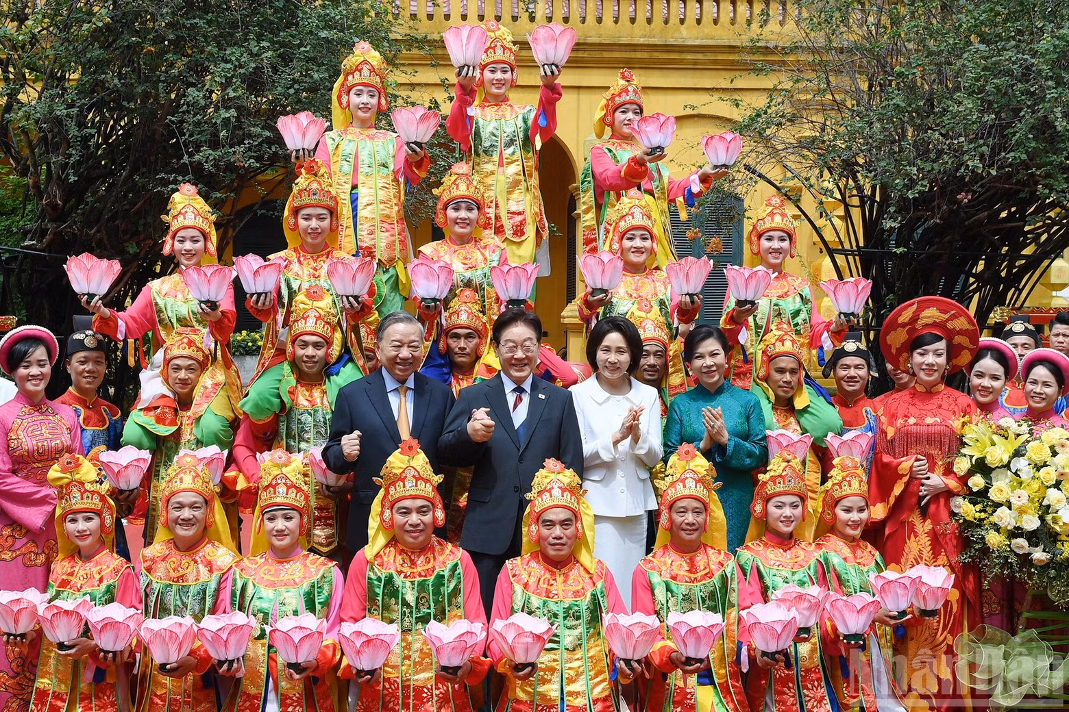 Party General Secretary and State President To Lam and his spouse Ngo Phuong Ly, together with RoK President Lee Jae Myung and his spouse Kim Hye Kyung, with participating artists at the special friendship programme.