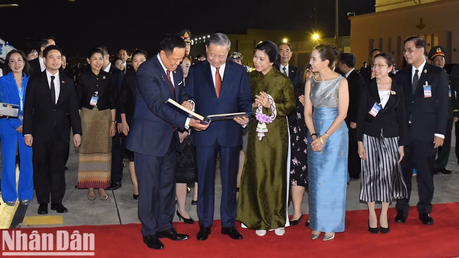 General Secretary and State President To Lam and his spouse receive a photo album commemorating their official visit to Thailand from Prime Minister Anutin Charnvirakul and his spouse. (Photo: Xuan Son)