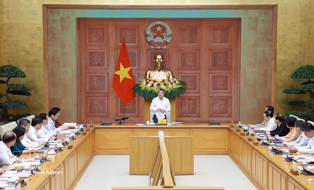 Prime Minister Le Minh Hung speaks at the meeting with leaders of the Ministry of Home Affairs, the Ministry of Ethnic and Religious Affairs, and the Government Inspectorate (Photo: VNA)