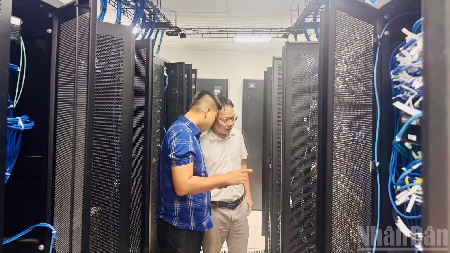 Staff and technical personnel at Quang Tri Province’s data centre, one of Viet Nam’s attractive economic sectors. (Photo: HNV)