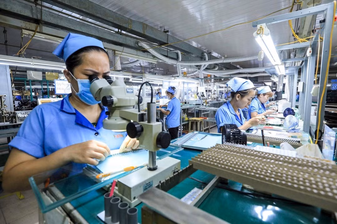 Vietnamese businesses need to proactively strengthen their internal capabilities and move up the value chain in global supply chains. (Photo: THANH DAT)