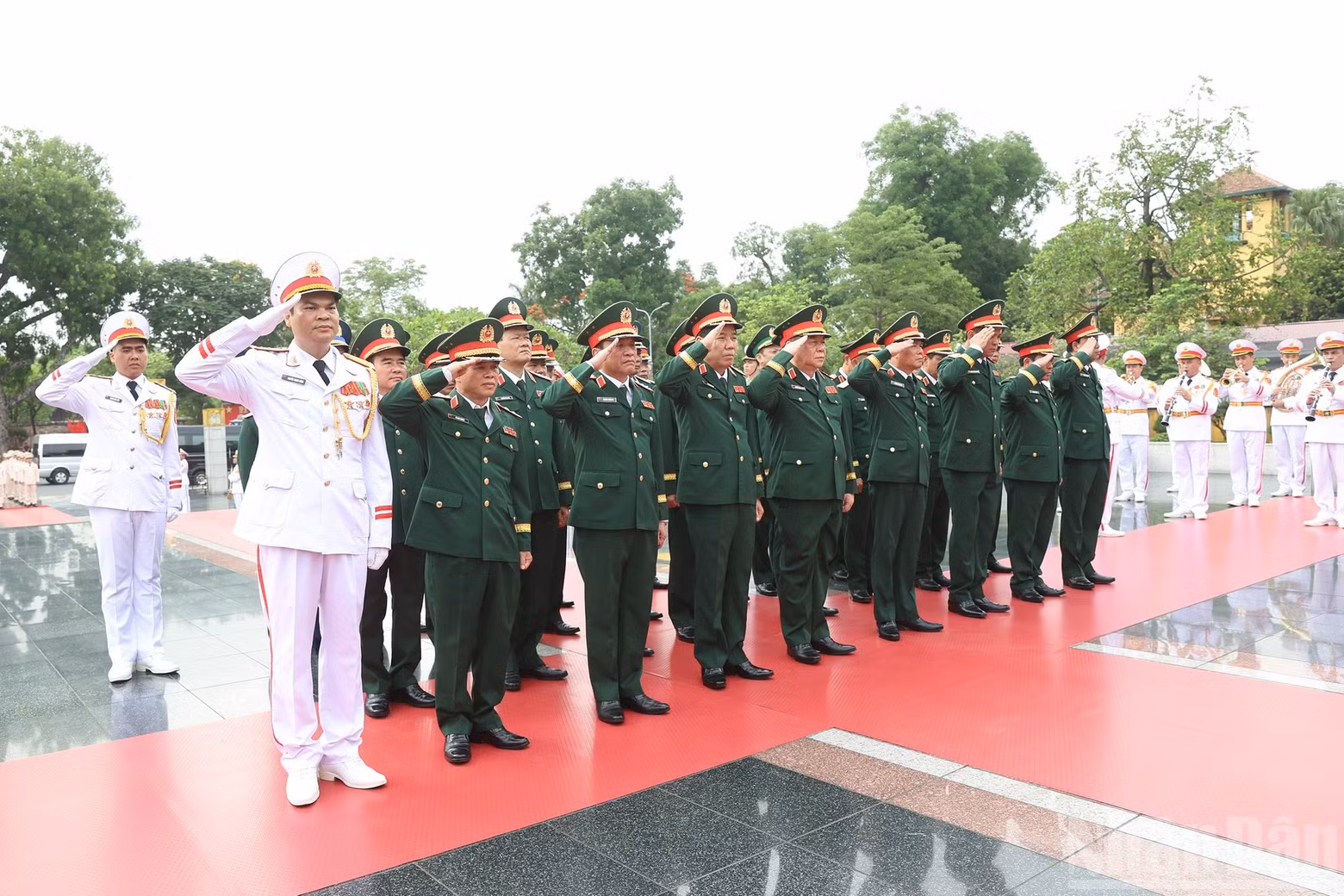 The delegation of the Central Military Commission–Ministry of National Defence respectfully commemorates heroic martyrs.