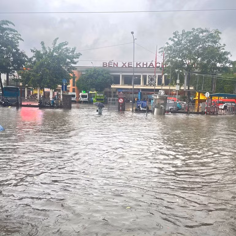 My Dinh Bus Station area flooded. (Photo: Thien Lam)
