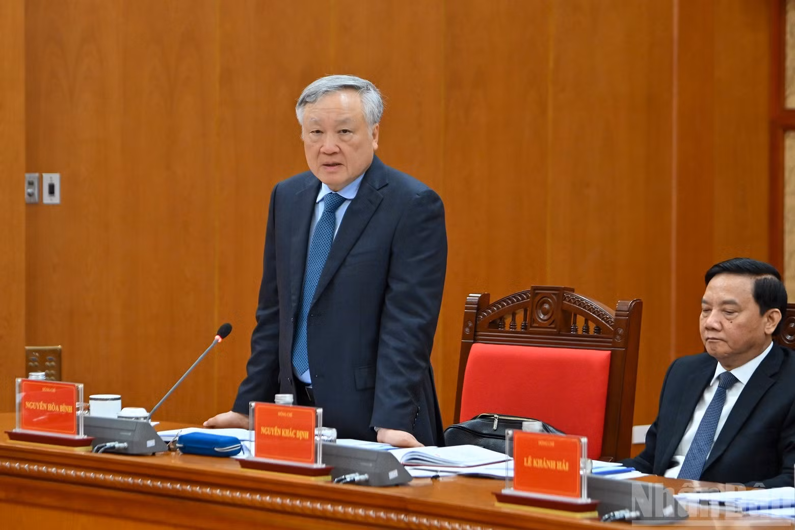 Standing Deputy Prime Minister Nguyen Hoa Binh addresses the meeting.