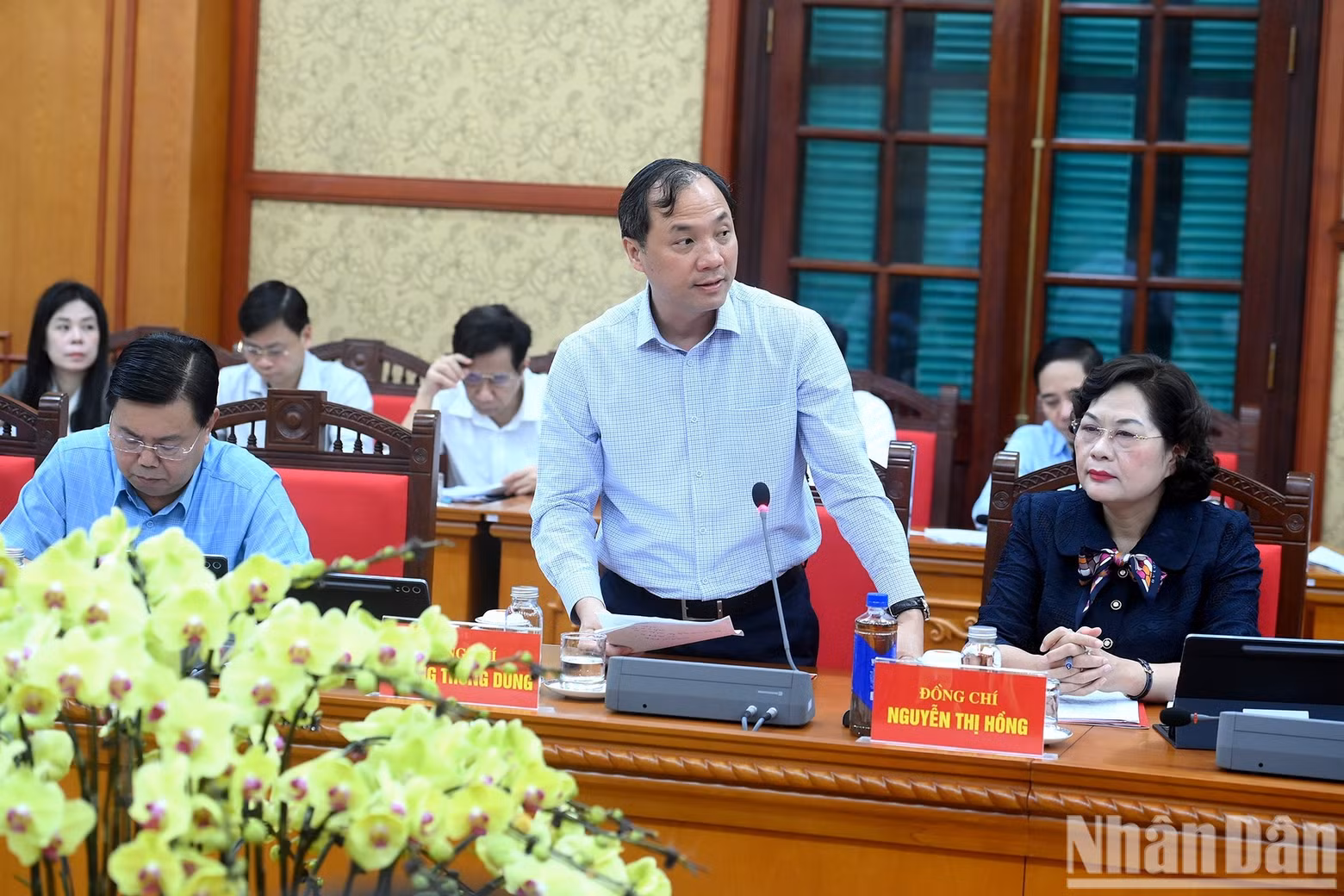 Hoang Trung Dung, PCC member and Permanent Deputy Head of the PCC’s Organisation Commission, presents a report at the working session.