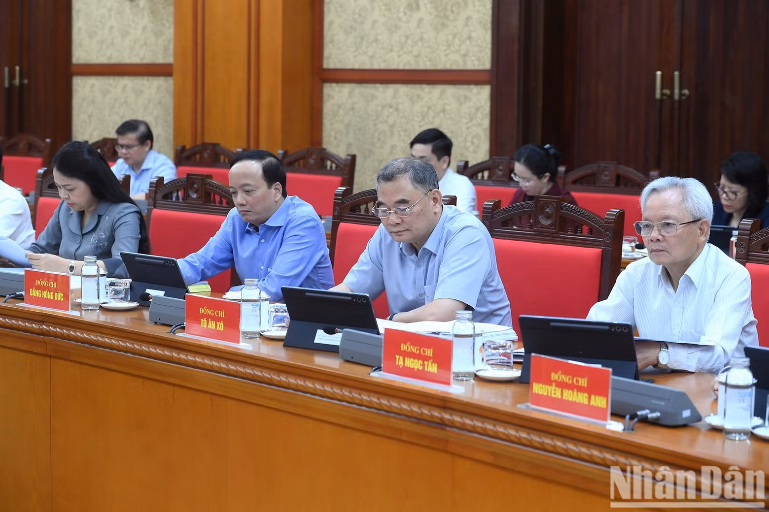 Delegates attend the working session.