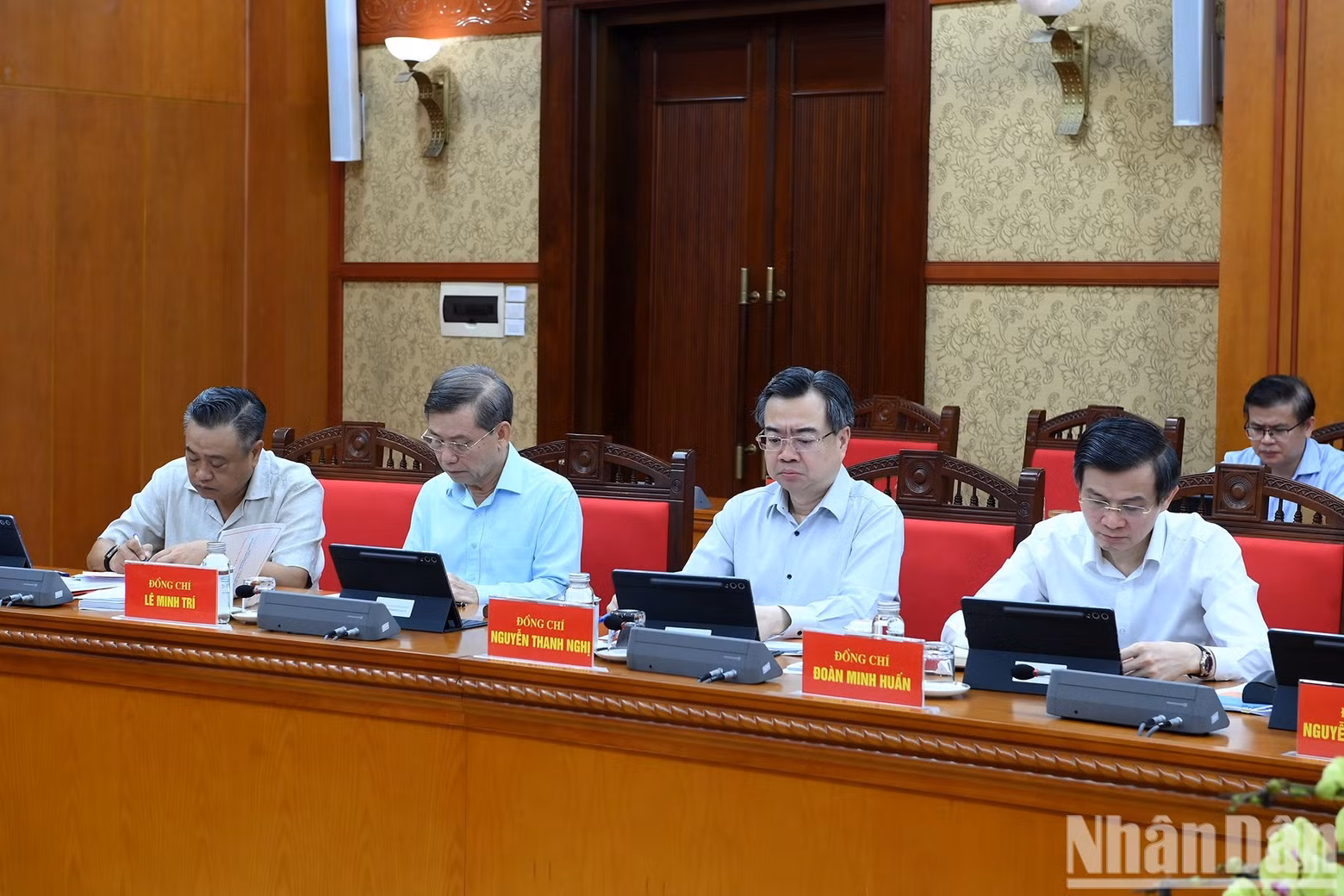 Party and State leaders and delegates attend the working session.