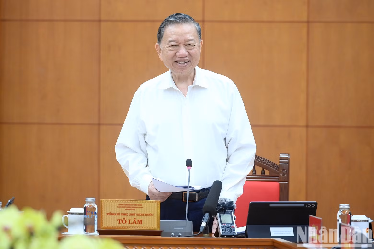 Party General Secretary and State President To Lam speaks at the working session.