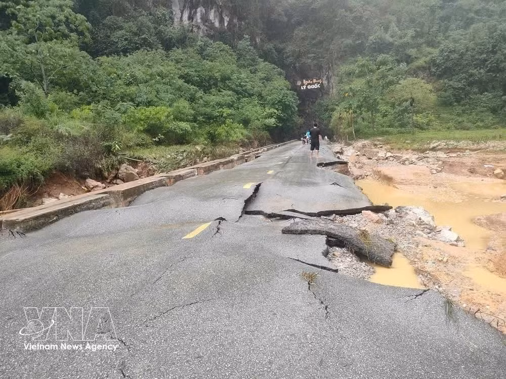 Many roads in Ly Quoc commune, Cao Bang province, are ruined. (Photo: VNA)