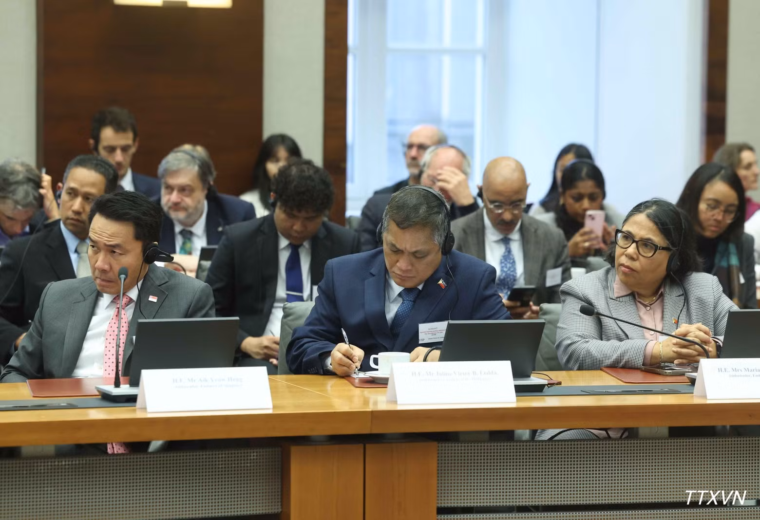 Members of the Vietnamese high-level delegation attend the event. (Photo: VNA)