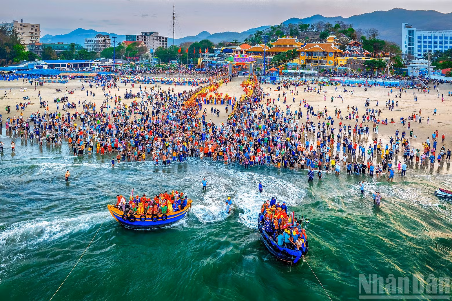 Work: Dinh Co Long Hai Beach (Ho Chi Minh City) bustling during a festival. Author: Nguyen Van Khoi