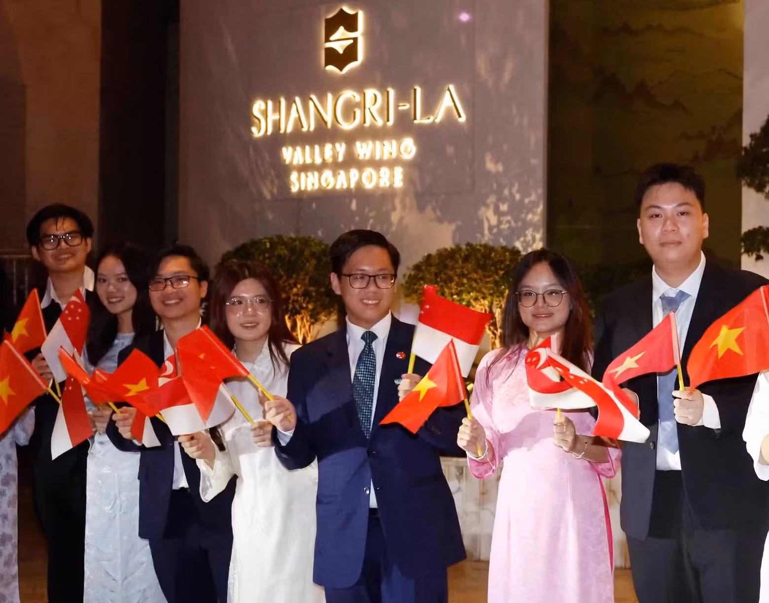 Officials and staff of the Vietnamese Embassy, along with the Vietnamese community in Singapore, welcome Party General Secretary and State President To Lam and his spouse. (Photo: Thong Nhat/VNA)