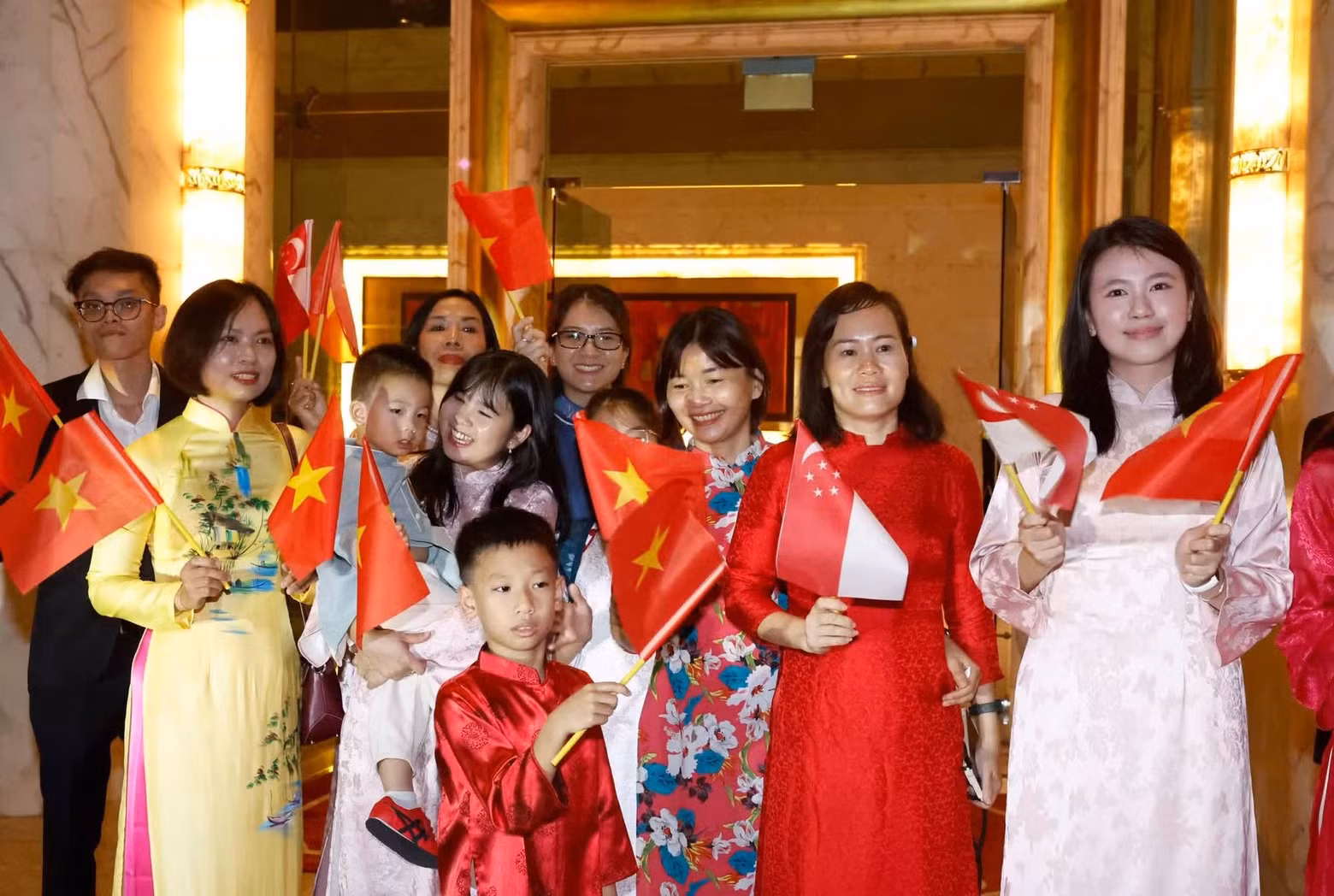 Officials and staff of the Vietnamese Embassy, along with the Vietnamese community in Singapore, welcome Party General Secretary and State President To Lam and his spouse. (Photo: Thong Nhat/VNA)