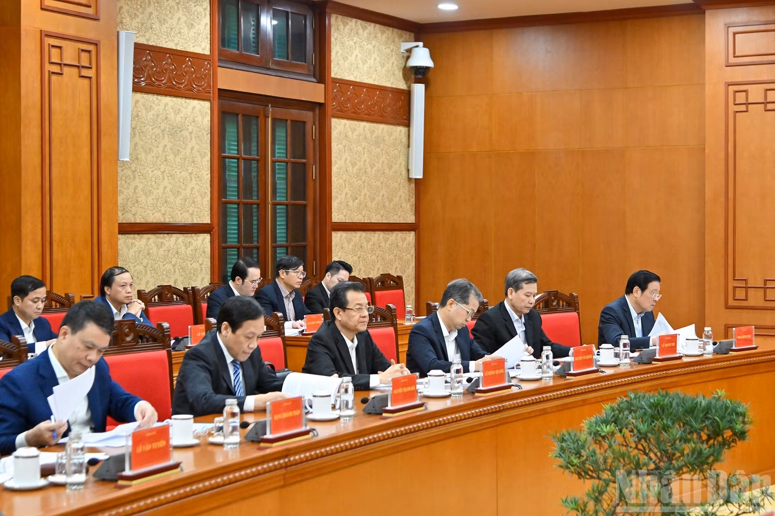 Head of the PCC’s Internal Affairs Commission Phan Dinh Trac with delegates at the meeting.