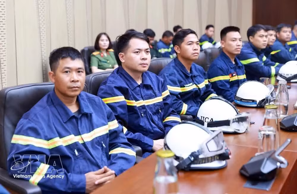 Members of the search and rescue team from the Ministry of Public Security heading to Venezuela. (Photo: VNA)