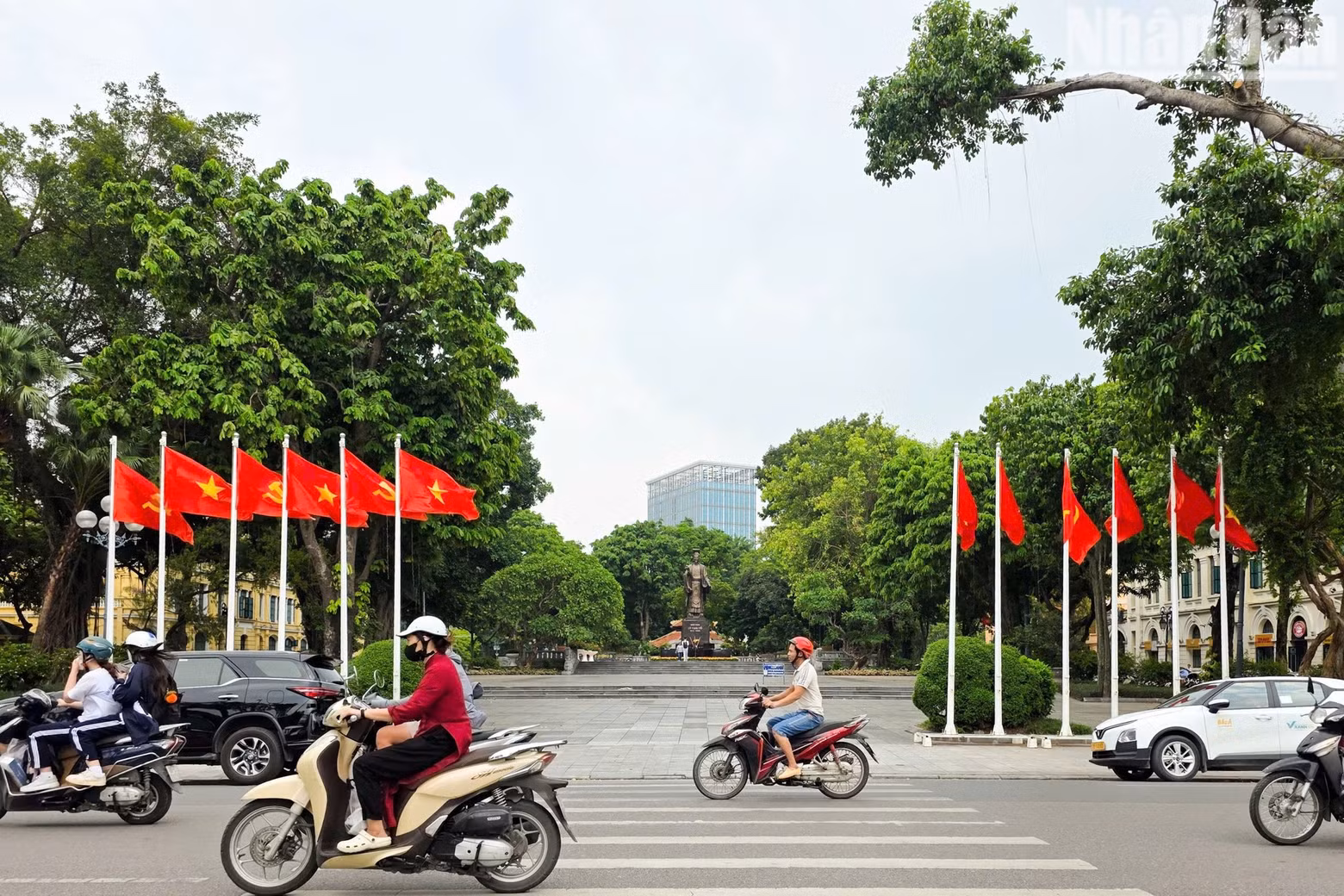 The imposing Ly Thai To Monument stands amid greenery, facing directly towards Hoan Kiem Lake. (Photo: MINH DUY)