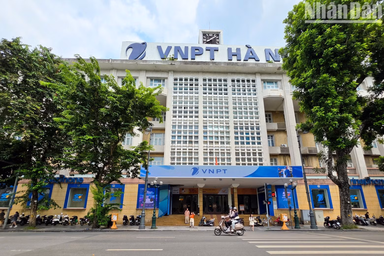 The Ha Noi Post Office building, with its historic clock tower, is a familiar architectural landmark closely associated with memories of Hoan Kiem Lake. (Photo: MINH DUY)