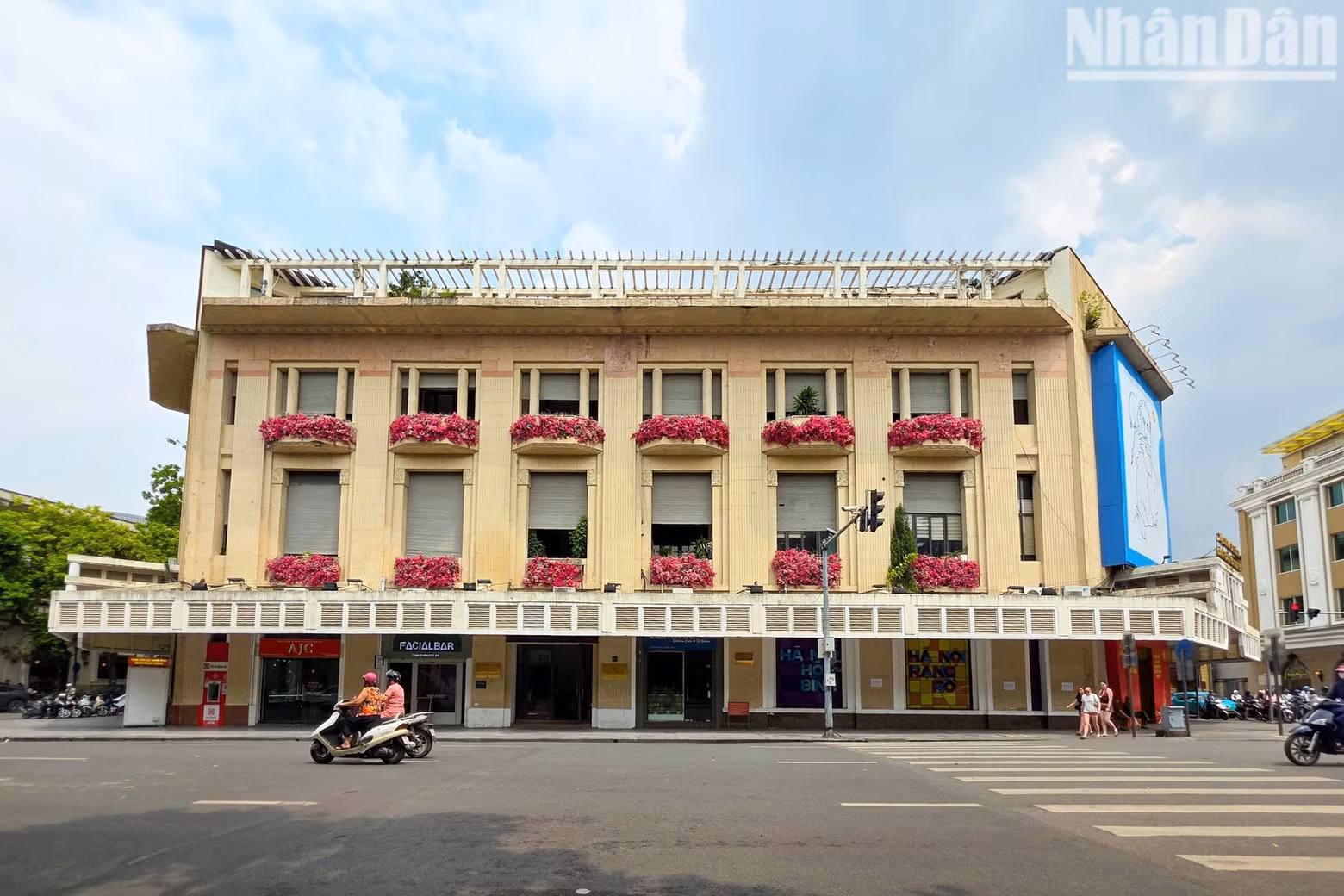 A close-up view of the Trang Tien-Dinh Tien Hoang intersection opposite Trang Tien Plaza, an area bustling with commercial and tourism activity. (Photo: MINH DUY)