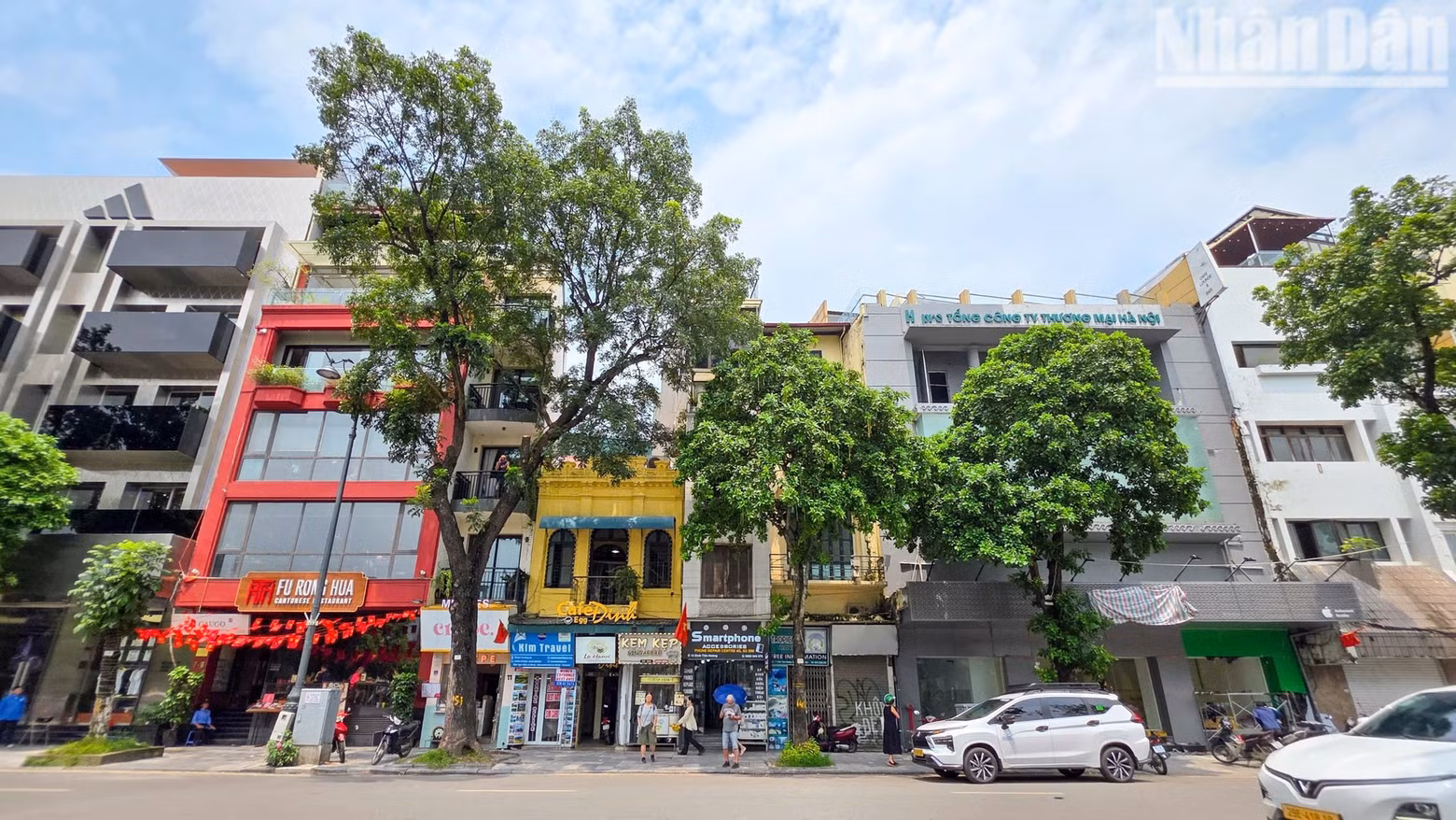 The proposed site for the construction of a triumphal arch (Hoa Binh Square) lies along the northern focal axis of Hoan Kiem Lake. (Photo: MINH DUY)