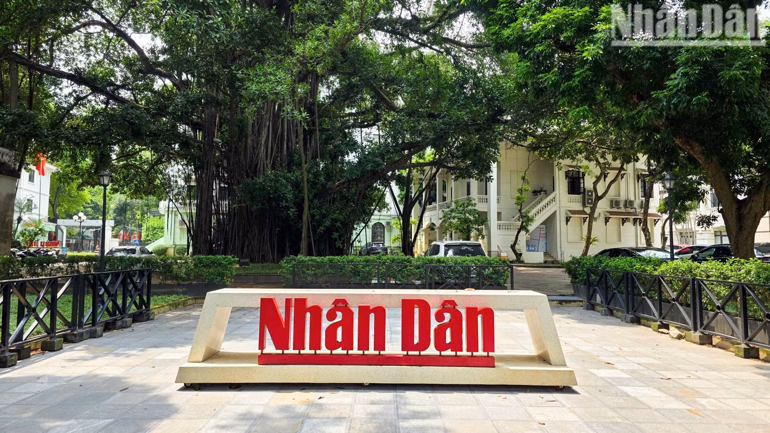 The Nhan Dan Newspaper headquarters, with its distinctive architectural lines, stands quietly beneath a canopy of greenery on the shores of Hoan Kiem Lake. (Photo: MINH DUY)
