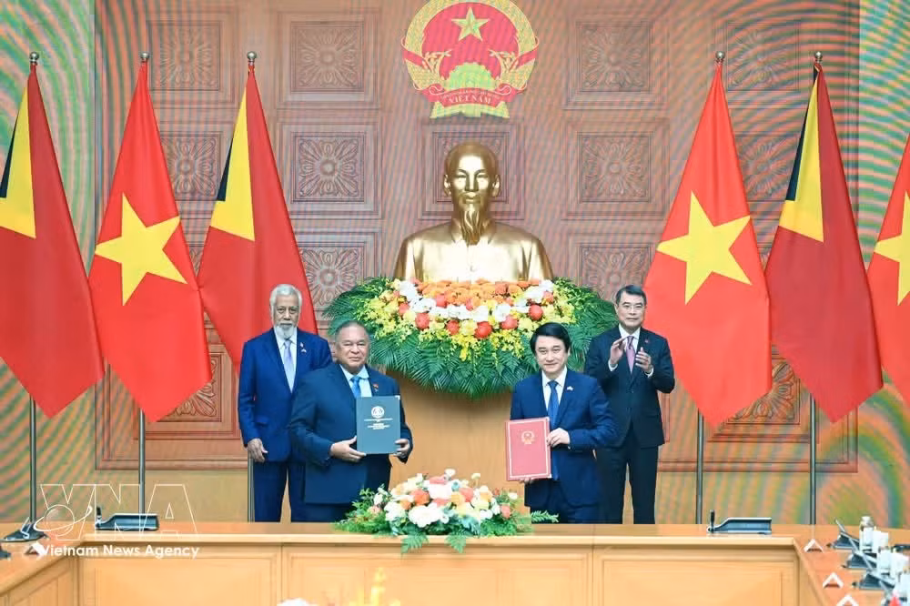 The two PMs witness the exchange of a visa exemption agreement for holders of ordinary passports between the two Governments at the talks on June 9. (Photo: VNA)