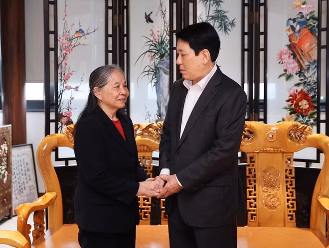 State President Luong Cuong (right) visits and extends Lunar New Year (Tet) greetings to Ngo Thi Man, spouse of late Party General Secretary Nguyen Phu Trong. (Photo: VNA)