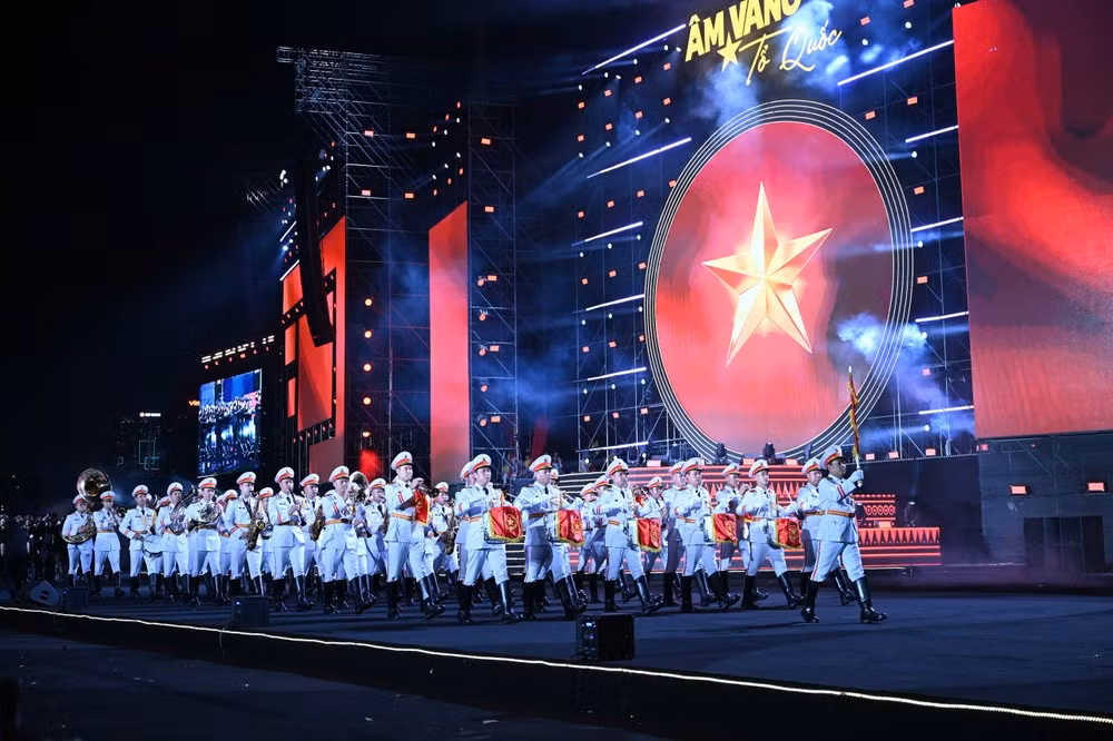 The performance Peaceful Fatherland features a military parade combined with artistic displays by soldiers.